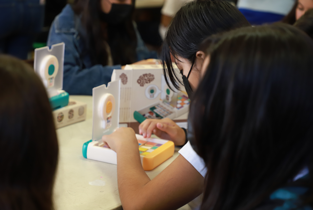 Club de Ciencias de la Bycenes lleva laboratorio cognitivo a estudiantes de secundaria