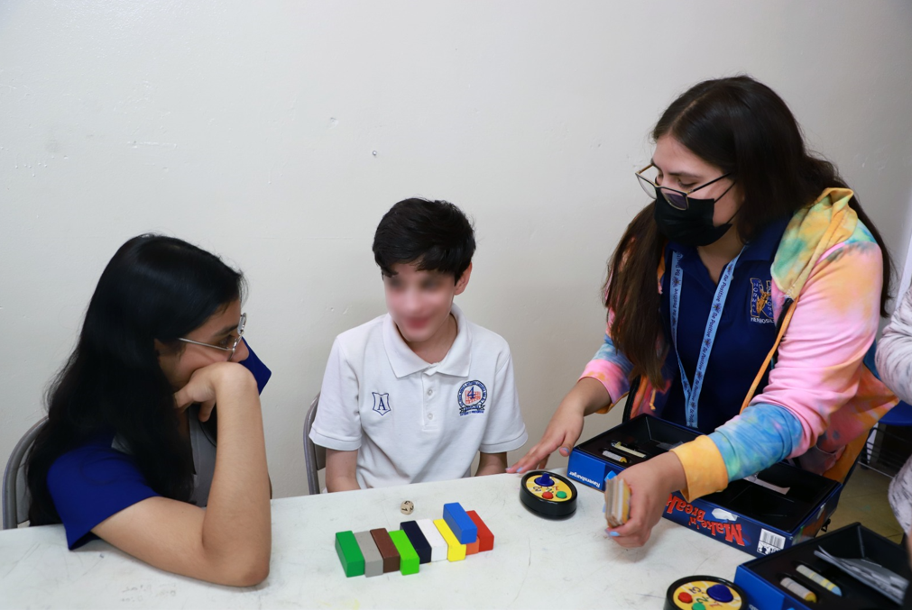 Club de Ciencias de la Bycenes lleva laboratorio cognitivo a estudiantes de secundaria